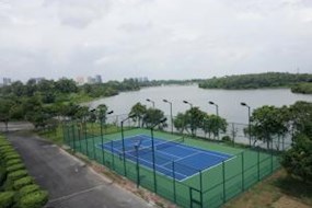 湖边网球场