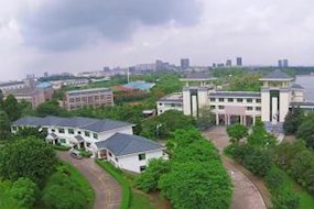 学院远眺狮山