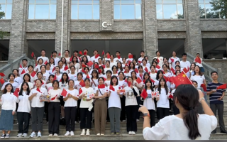 外国语学院学生党支部全体成员合唱《我和我的祖国》，为祖国73周年华诞送去由衷祝福。