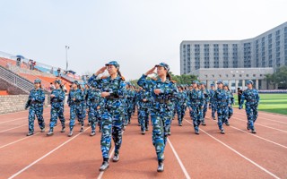 【原声现场】广东东软学院2022级学生军训——分列式表演