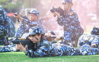 【原声现场】广东东软学院2022级学生军训——战术演练