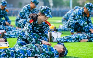 【原声现场】广东东软学院2022级学生军训——战地救护与应急演练