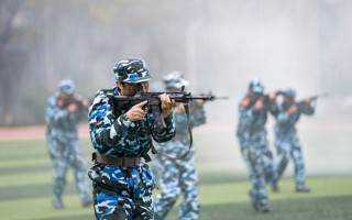 现场回顾 | 广东东软学院2023级学生军训总结大会！