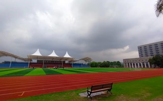 各位同学请注意！下大雨了！