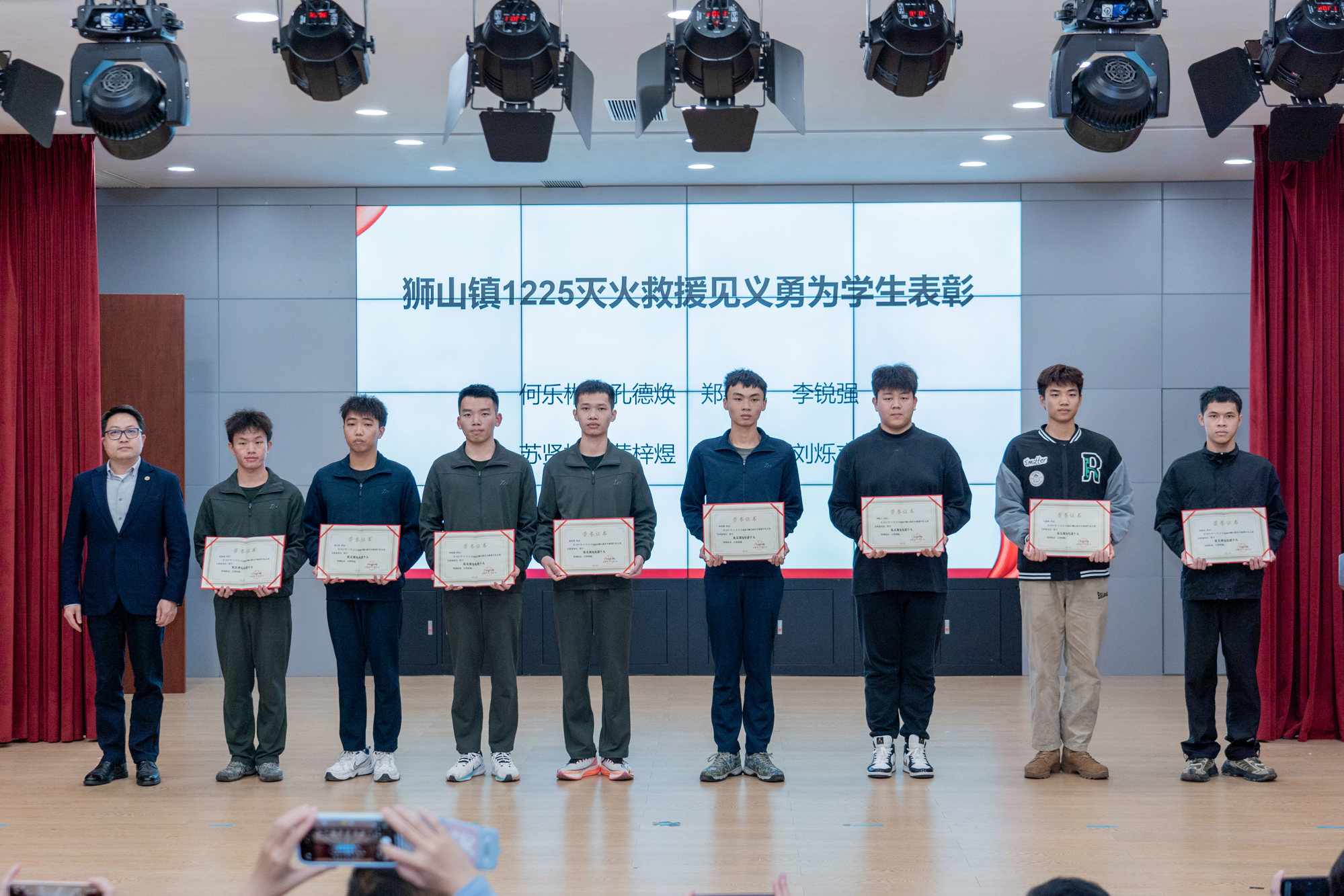 我校举办见义勇为学生表彰仪式暨退役复学学生慰问活动