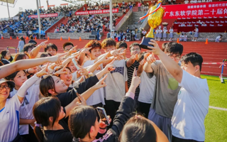 校运会奖杯，我们一起抱回来啦！