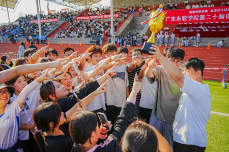 校运会奖杯，我们一起抱回来啦！