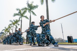 广东东软学院2022级军训拔河比赛