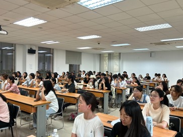 图书馆组织召开2024-2025学年第二学期助工培训与工作会议