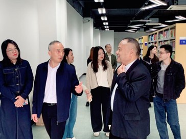 广东外语外贸大学南国商学院图书馆孔晓明馆长一行应邀前来我校对口调研交流